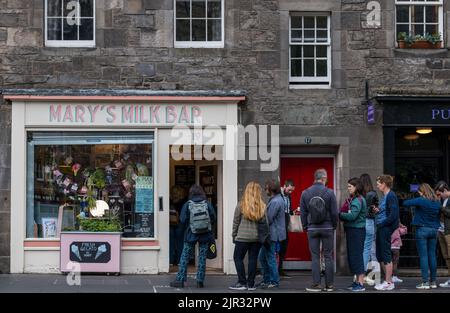 Menschen, die in der Schlange stehen und auf Eis warten, Mary's Milk Bar, Eisdiele zum Mitnehmen, Grassmarket, Edinburgh, Schottland, Großbritannien Stockfoto