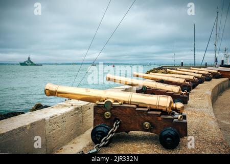 Cowes, Isle of Wight, Großbritannien. August 2. 2022. Cowes Week Segelregatta. Messingkanonen stehen an der Hafenmauer während der Cowes Week auf der rega Stockfoto