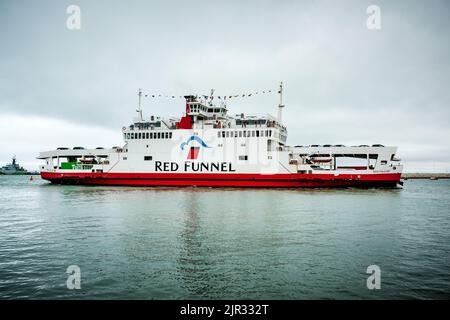 Cowes, Isle of Wight, Großbritannien. August 2. 2022. Cowes Week Segelregatta. Rote Trichter Autofähre verlässt den Hafen von Cowes während der Cowes Week/ Stockfoto