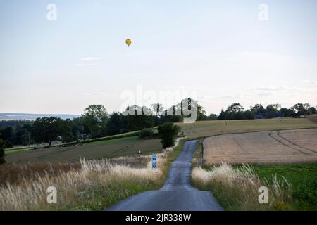 Heißluftballon über der Landschaft der ardennen in der Nähe von han sur lesse und rochefort in belgien Stockfoto
