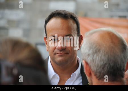 Leo Varadkar reiste heute Morgen nach Bantry, um sich mit den Einheimischen von Bantry zu treffen. Stockfoto