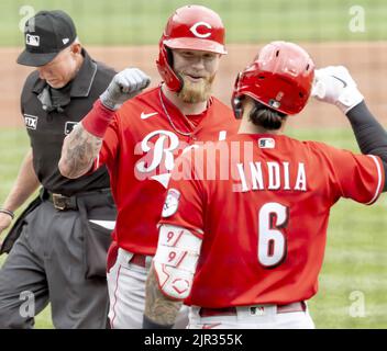 Pittsburgh, Usa. 21. August 2022. Cincinnati Reds Rechtsfeldspieler Jake Fraley (27) begrüßt Cincinnati Reds zweiten Baseman Jonathan India (6) nach seinem Solo-Homer im ersten Inning gegen die Pittsburgh Pirates im PNC Park am Sonntag, 21. August 2022 in Pittsburgh. Foto von Archie Corper/UPI Credit: UPI/Alamy Live News Stockfoto