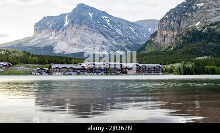 Hotel an einem Bergsee im Glacier Park Montana Stockfoto