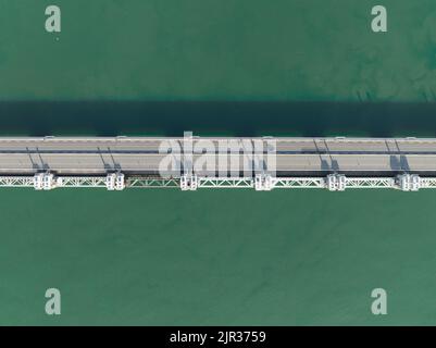 Draufsicht von oben auf die Oosterschelde-Barriere, verschließbare Sturmflutbarriere und Straße. Das Wasserhochwasserschutzsystem von Delta Works in den Niederlanden Stockfoto