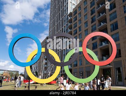 Olympic Rings, E20 Summer Fete, feiert den 10. Jahrestag der Olympischen Spiele 2012 in London, wo im East Village auch 17.000 Athleten zu Hause waren. VEREINIGTES KÖNIGREICH Stockfoto