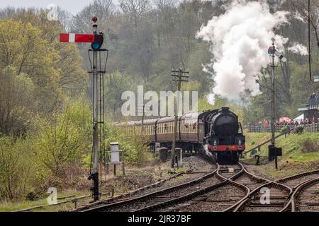 SR 'S15' 4-6-0 Nr. 506 kommt an der Highley Station an der Severn Valley Railway, Shropshire Stockfoto