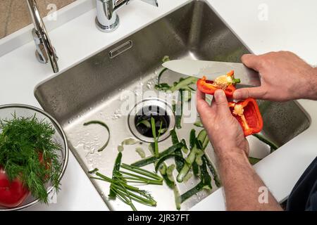 Entfernen von Samen aus süßen Paprika beim Kochen Stockfoto