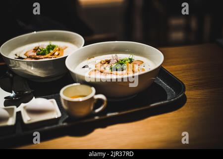 Eine Nahaufnahme von zwei Schalen traditionellen japanischen Ramen Gericht Stockfoto