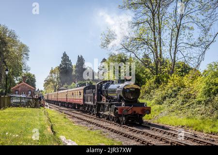 BR 'Manor' 4-6-0 No. 7822 'Foxcote Manor' fährt von der Station Crowcombe der West Somerset Railway, Somerset ab Stockfoto