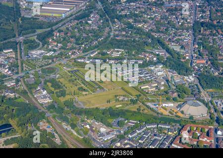 Luftaufnahme, OLGA Park mit ASO Oberhausen-Seniorenresidenz am OLGA-Park, verwinkelten Turm und altem Pithead-Haus sowie Gartenkathedrale in Osterfeld Stockfoto