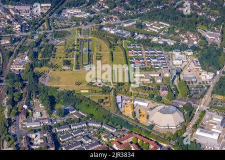 Luftaufnahme, OLGA Park mit ASO Oberhausen-Seniorenresidenz am OLGA-Park, verwinkelten Turm und altem Pithead-Haus sowie Gartenkathedrale in Osterfeld Stockfoto