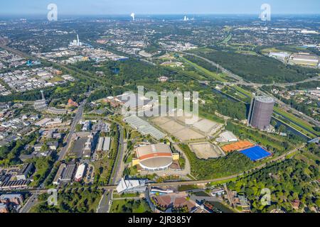 Luftaufnahme, Einkaufszentrum Centro Oberhausen mit Gasometer und König-Pilsener-ARENA sowie im Waldgebiet das LUDWIGGALERIE Schloss Oberhau Stockfoto