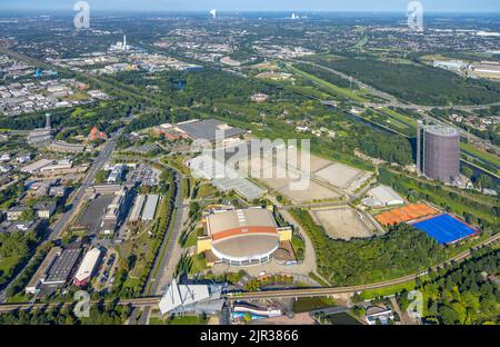 Luftaufnahme, Einkaufszentrum Centro Oberhausen mit Gasometer und König-Pilsener-ARENA sowie im Waldgebiet das LUDWIGGALERIE Schloss Oberhau Stockfoto