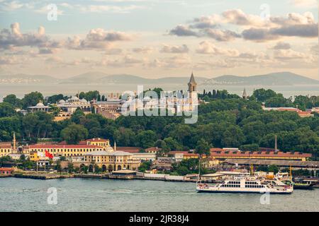 Panorama mit Blick auf den Topkapi-Palast vom gegenüberliegenden Ufer der Golden Horn Bay in Istanbul Stockfoto