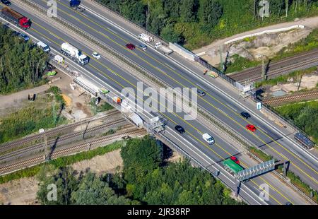 Luftaufnahme, Autobahnbrücke A42 Sanierung über Bahngleise und Emscher in Buschhausen, Oberhausen, Ruhrgebiet, Nordrhein-Westfalen, Germa Stockfoto