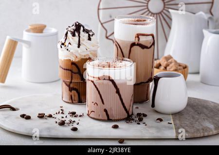 Mokka Latte und Eisfrappe, erfrischende und süße Kaffeegetränke Stockfoto