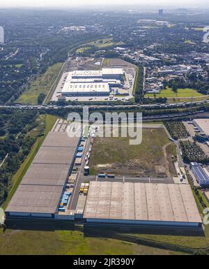 Luftaufnahme, SEGRO Logistics Park Oberhausen, Edeka Zentrallager Oberhausen und Sterkrade kollidieren mit historischem Windturm im Backgroun Stockfoto