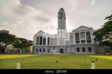 SINGAPUR, 11. MAI 2017: Das Victoria Theatre and Concert Hall ist ein Zentrum für darstellende Kunst im Empress Palace im Zentralbezirk von Singapur. Stockfoto