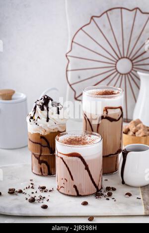 Mokka Latte und Eisfrappe, erfrischende und süße Kaffeegetränke Stockfoto