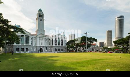 SINGAPUR, 11. MAI 2017: Das Victoria Theatre and Concert Hall ist ein Zentrum für darstellende Kunst im Empress Palace im Zentralbezirk von Singapur. Stockfoto