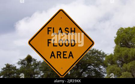 Schild, das die Gefahr und Warnung DES HOCHWASSERBEREICHS IDENTIFIZIERT. Lage ist Gordon Hirabayashi Erholungsgebiet am Mount Lemmon entlang Catalina Highway in Tucson, Stockfoto