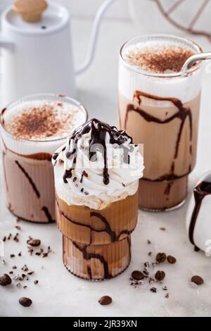 Mokka Latte und Eisfrappe, erfrischende und süße Kaffeegetränke Stockfoto