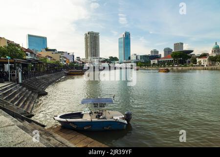 SINGAPUR, 11. MAI 2017: Singapur-Fluss mit Innenstadtgebäuden im Hintergrund. Tour Boote im Kanal. Stockfoto