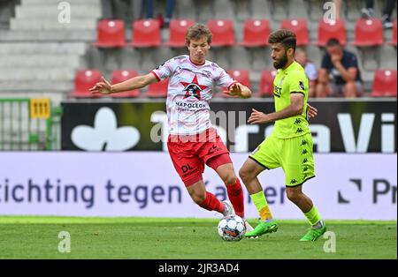 Waregem, Belgien, 21/08/2022, Essevees Lukas Willen und Charleroi's Ali Gholizadeh im Einsatz während eines Fußballschlages zwischen SV Zulte-Waregem und Sporting Charleroi, Sonntag, 21. August 2022 in Waregem, am 5. Tag der 'Jupiler Pro League' ersten Division der belgischen Meisterschaft 2022-2023. BELGA FOTO DAVID CATRY Stockfoto