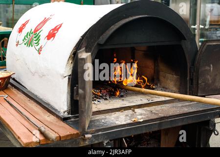 Vor dem Pizzabacken im Ofen Kohlen verbrennen Stockfoto