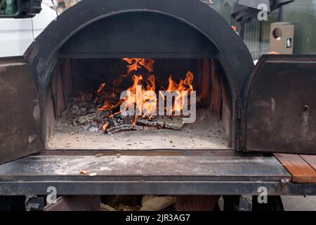 Vor dem Pizzabacken im Ofen Kohlen verbrennen Stockfoto