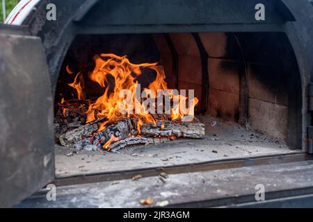 Vor dem Pizzabacken im Ofen Kohlen verbrennen Stockfoto