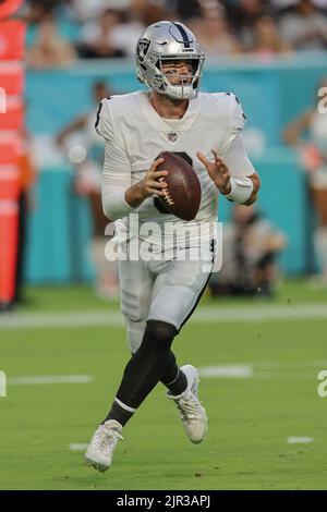 Miami. FL USA; Las Vegas Raiders Quarterback Nick Mullens (9) kriegt aus der Tasche und sucht während eines Vorsaison-Spiels der NFL nach einem offenen Empfänger Stockfoto