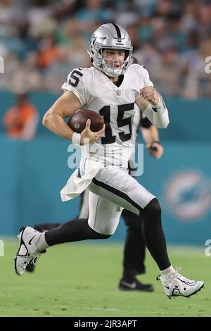 Miami. FL USA; Las Vegas Raiders Quarterback Chase Garbers (15) kriegt aus der Tasche und läuft mit dem Ball während einer NFL-Vorsaison-Spielanzeige, Stockfoto