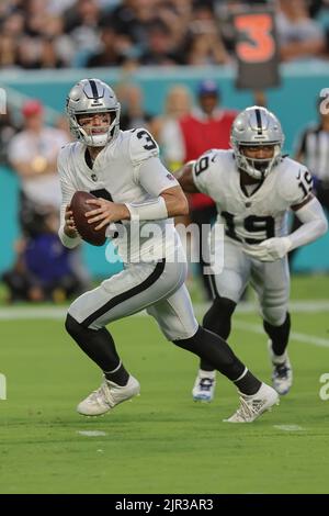 Miami. FL USA; Las Vegas Raiders Quarterback Nick Mullens (9) kriegt aus der Tasche und sucht während eines Vorsaison-Spiels der NFL nach einem offenen Empfänger Stockfoto