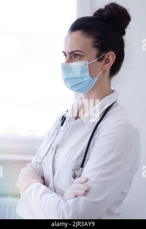 Selbstbewusste Ärztin posiert in ihrem Büro Stockfoto