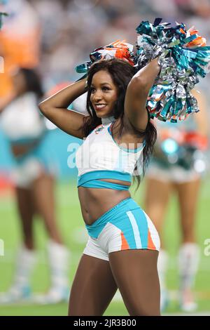 Miami. FL USA; einer der Cheerleader der Miami Dolphins während eines Vorsaison-Spiels der NFL gegen die Las Vegas Raiders, Samstag, 20. August 2022, im Stockfoto