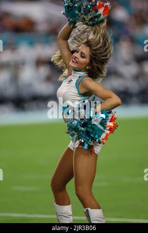 Miami. FL USA; einer der Cheerleader der Miami Dolphins während eines Vorsaison-Spiels der NFL gegen die Las Vegas Raiders, Samstag, 20. August 2022, im Stockfoto