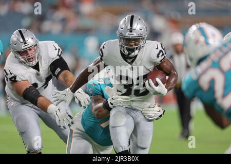 Miami. FL USA; Las Vegas Raiders läuft zurück Brittain Brown (38) läuft mit dem Ball während eines Vorsaison-Spiels der NFL gegen die Miami Dolphins, Saturda Stockfoto