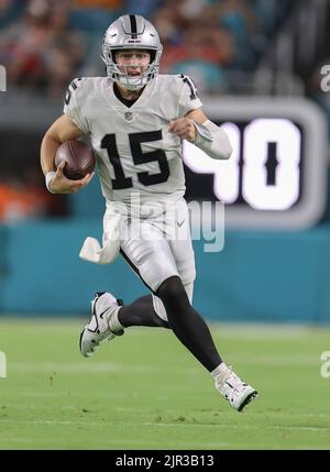 Miami. FL USA; Las Vegas Raiders Quarterback Chase Garbers (15) kriegt aus der Tasche und läuft mit dem Ball während einer NFL-Vorsaison-Spielanzeige, Stockfoto