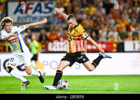 Mechelen, Belgien, 21. August 2022, Westerlo's Maxim De Cuyper und Mechelen's Rob Schoofs im Einsatz während eines Fußballmatches zwischen KV Mechelen und KVC Westerlo, Sonntag, 21. August 2022 in Mechelen, am Tag 5 der ersten Division der belgischen Meisterschaft 2022-2023 in der 'Jupiler Pro League'. BELGA FOTO TOM GOYVAERTS Stockfoto