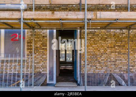 Eingangstür eines im Bau befindlichen Hauses, Baustelle in Rucphen, Niederlande, 6. Mai 2022 Stockfoto