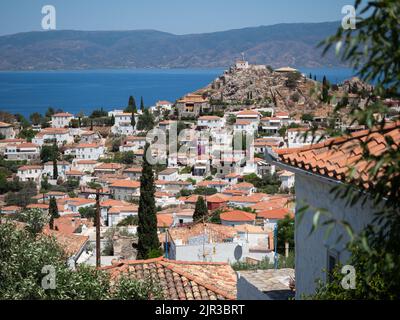 Blick über die griechische Stadt Hydra, Terrakotta-Dächer und hübsche Häuser Stockfoto