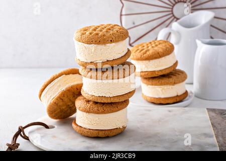 Eis und Kekse Sandwiches auf dem Tisch gestapelt Stockfoto