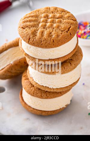 Eis und Kekse Sandwiches auf dem Tisch gestapelt Stockfoto