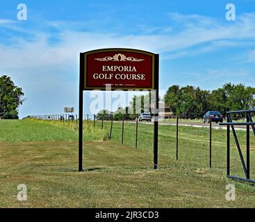 EMPORIA, KANSAS - 13. AUGUST 2022 Eintrittsschild zum Emporia Kansas Golf Course Stockfoto