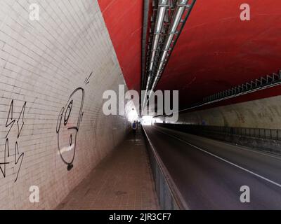 Das Innere des Túnel da Ribeira (Ribeira-Tunnel) in der Nähe des Flussufers in Porto, Portugal Stockfoto