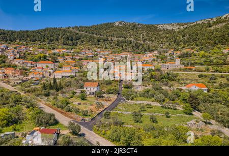 Luftaufnahme des Dorfes Pupnat auf der kroatischen Insel Korcula Stockfoto