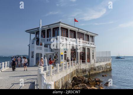 ISTANBUL, TÜRKEI - 22. AUGUST 2022: Allgemeine Ansicht vom Moda Pier in istanbul. Eines der Symbole von Kadıkoy, der historische Moda Pier, der 100 Jahre gebaut wurde Stockfoto