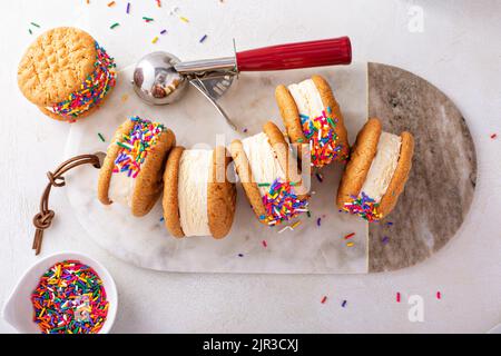 Eis und Kekse Sandwiches auf dem Tisch gestapelt Stockfoto