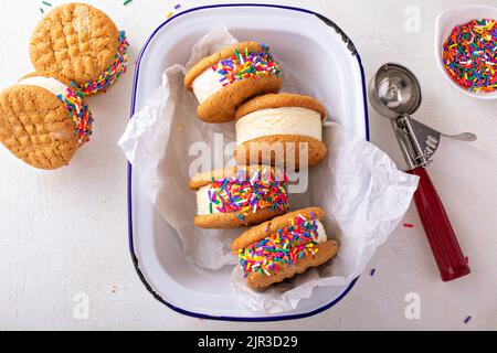 Eis und Kekse Sandwiches auf dem Tisch gestapelt Stockfoto